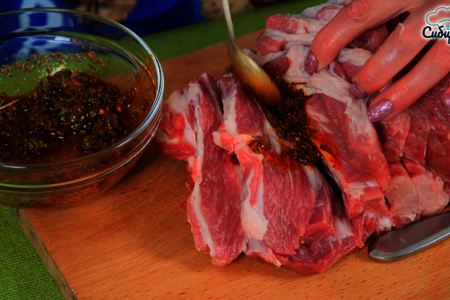 Свинина с начинкой запеченная в листьях капусты в духовке Свинина с начинкой запеченная в листьях капусты в духовке