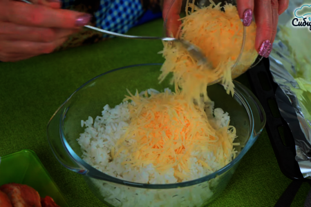 Свинина с начинкой запеченная в листьях капусты в духовке Свинина с начинкой запеченная в листьях капусты в духовке