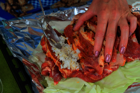 Свинина с начинкой запеченная в листьях капусты в духовке Свинина с начинкой запеченная в листьях капусты в духовке