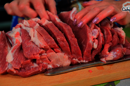 Свинина с начинкой запеченная в листьях капусты в духовке Свинина с начинкой запеченная в листьях капусты в духовке