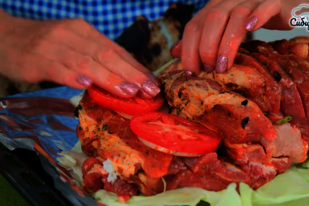 Свинина с начинкой запеченная в листьях капусты в духовке Свинина с начинкой запеченная в листьях капусты в духовке