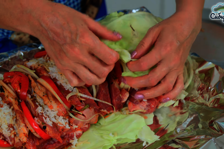 Свинина с начинкой запеченная в листьях капусты в духовке Свинина с начинкой запеченная в листьях капусты в духовке