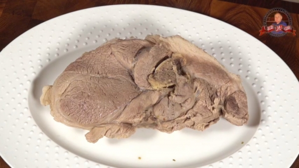 Запечённая свиная лопатка на кости в карамельном панцире. Запечённая свиная лопатка на кости в карамельном панцире.