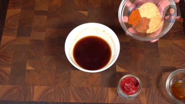 Запечённая свиная лопатка на кости в карамельном панцире. Запечённая свиная лопатка на кости в карамельном панцире.