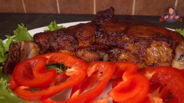 Запечённая свиная лопатка на кости в карамельном панцире. Запечённая свиная лопатка на кости в карамельном панцире.