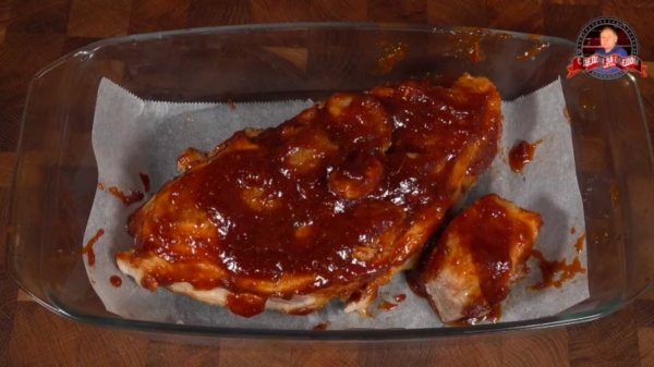 Запечённая свиная лопатка на кости в карамельном панцире. Запечённая свиная лопатка на кости в карамельном панцире.