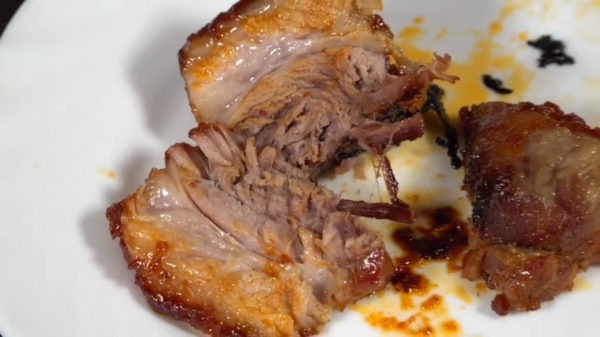 Запечённая свиная лопатка на кости в карамельном панцире. Запечённая свиная лопатка на кости в карамельном панцире.