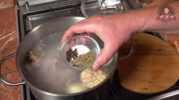 Запечённая свиная лопатка на кости в карамельном панцире. Запечённая свиная лопатка на кости в карамельном панцире.