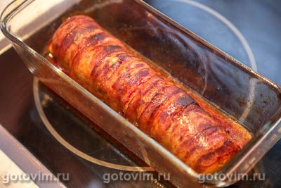 Рулет из свинины со свеклой и черносливом в беконе