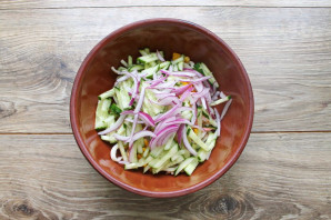 Салат с кальмарами, креветками и кукурузой