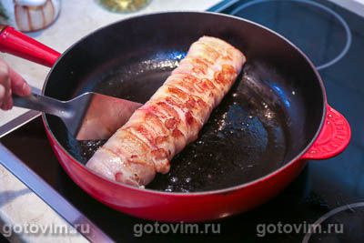 Рулет из свинины со свеклой и черносливом в беконе