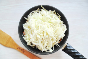 Диетическая тушеная капуста с курицей