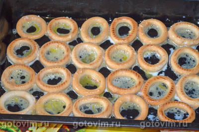 Ленивая «пицца» из сушек с колбасой и сыром Ленивая «пицца» из сушек с колбасой и сыром