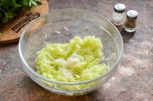 Оладьи из кабачков с яйцом пашот