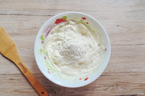 Творожная запеканка с бананом и яблоком