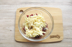 Салат из свеклы с яблоком и орехами