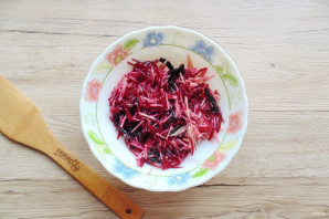 Салат из свеклы с черносливом и яблоками