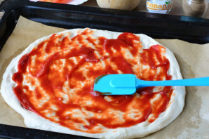 Пицца с курицей и персиками