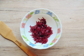 Салат из свеклы с черносливом и яблоками