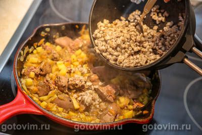 Перловка с куриной печенью и картофелем