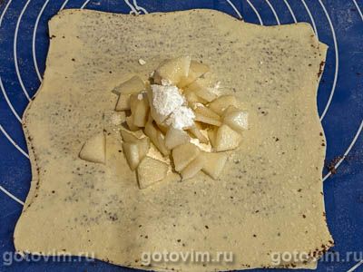 Слойки с шоколадом и грушами