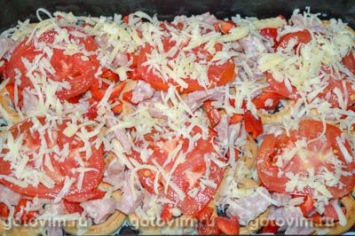 Ленивая «пицца» из сушек с колбасой и сыром Ленивая «пицца» из сушек с колбасой и сыром