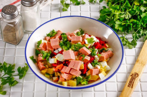 Холодный борщ из маринованной свеклы с колбасой Холодный борщ из маринованной свеклы с колбасой