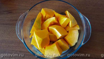 Тыква, запеченная в духовке кусочками с помидорами, беконом и вином 