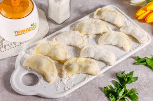 Жареные вареники с вишней