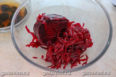 Рулет из свинины со свеклой и черносливом в беконе