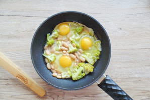 Яичница с брокколи и фасолью