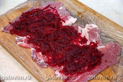 Рулет из свинины со свеклой и черносливом в беконе