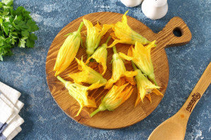 Фаршированные цветки кабачков