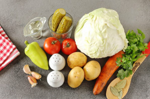 Щи с солеными огурцами и свежей капустой