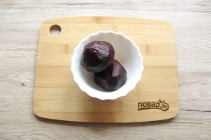 Салат из свеклы с яблоком и орехами