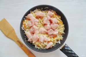 Диетическая тушеная капуста с курицей