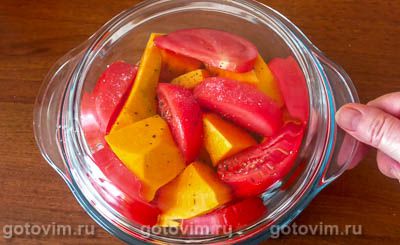 Тыква, запеченная в духовке кусочками с помидорами, беконом и вином 