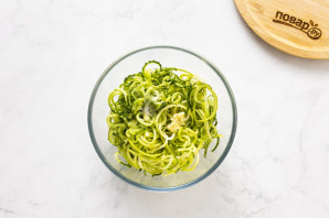 Салат из кабачков и огурцов по-корейски