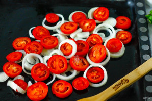 Карп запеченный с помидорами и луком