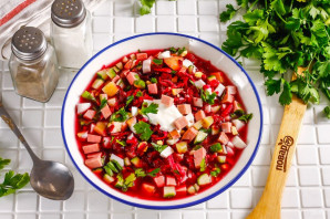 Холодный борщ из маринованной свеклы с колбасой Холодный борщ из маринованной свеклы с колбасой