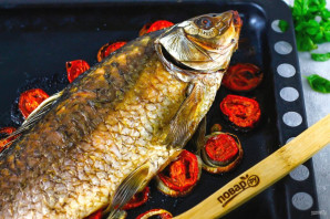 Карп запеченный с помидорами и луком