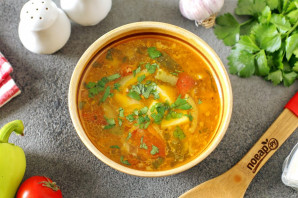 Щи с солеными огурцами и свежей капустой