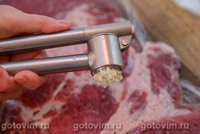 Рулет из свинины со свеклой и черносливом в беконе