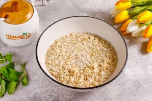 Салат красоты из овсяных хлопьев и яблока