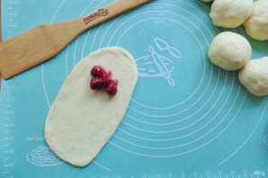 Дрожжевые рогалики с вишней