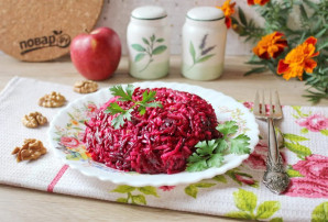 Салат из свеклы с яблоком и орехами