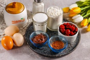 Шоколадная шарлотка с вишней