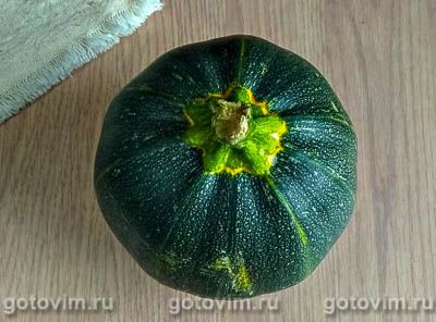 Куриные голени с овощной стружкой из кабачков