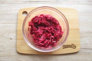 Салат из свеклы с яблоком и орехами