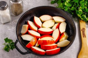 Перепелки с яблоками в духовке